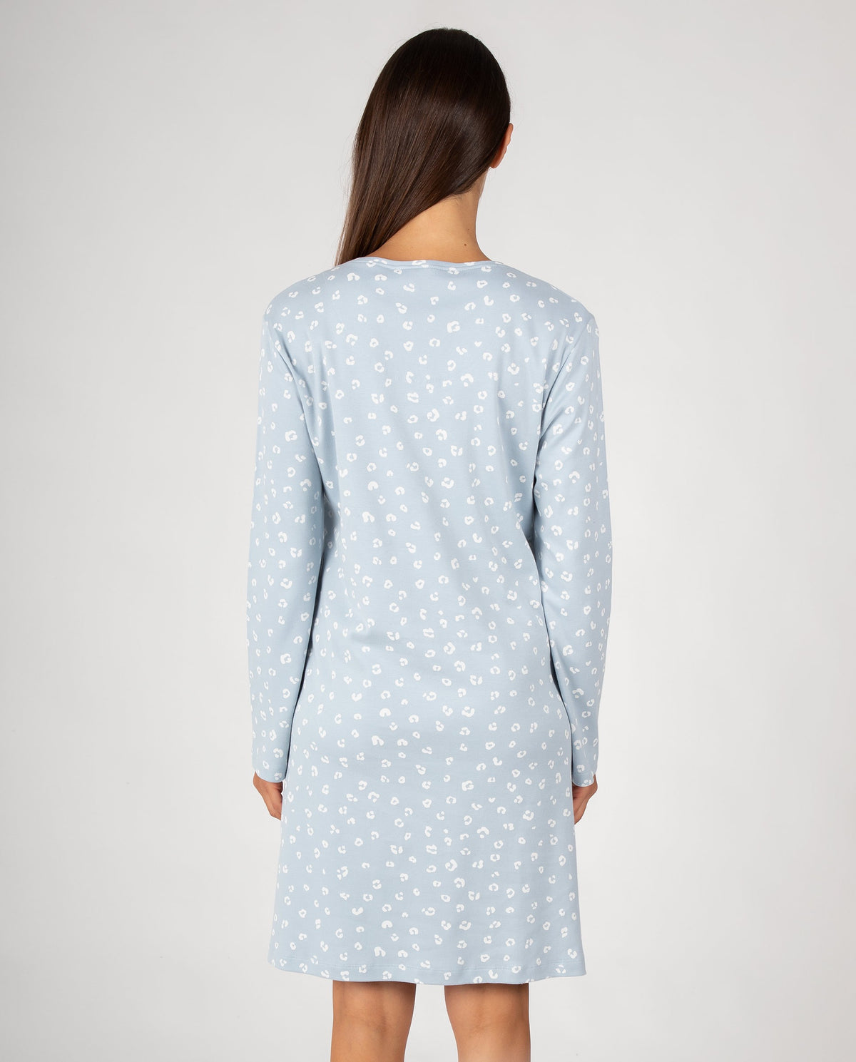 Camisón de mujer con cuello redondo, tapeta de botones y estampado de pequeños motivos