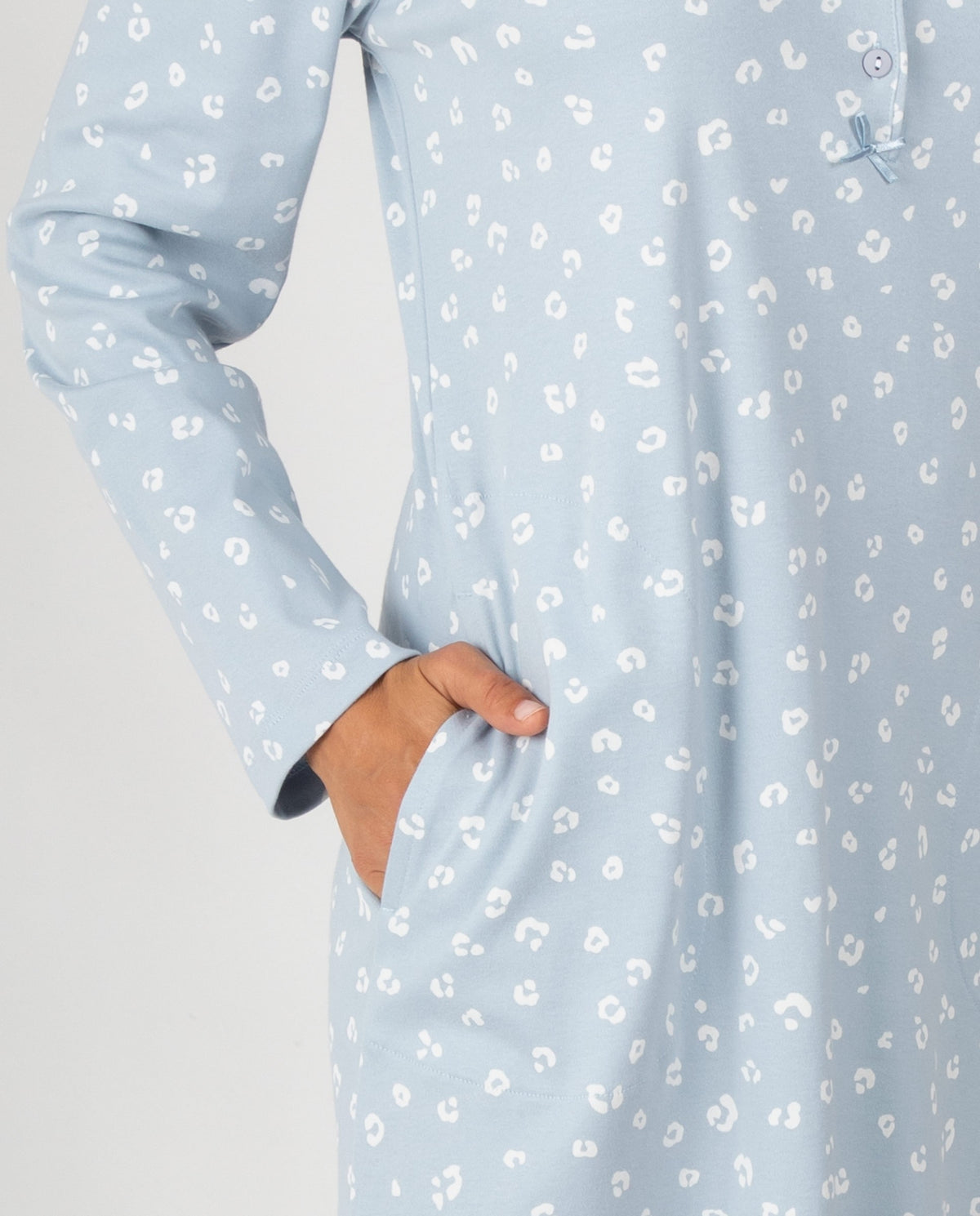 Camisón de mujer con cuello redondo, tapeta de botones y estampado de pequeños motivos