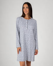 Camisón de mujer con estampado de corazones y tapeta de botones