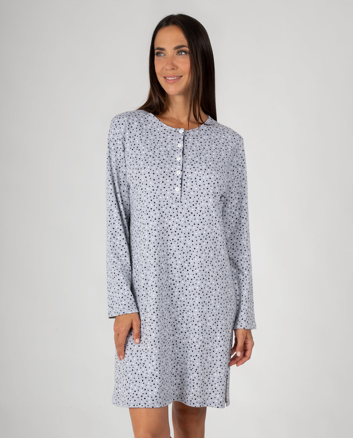 Camisón de mujer con estampado de corazones y tapeta de botones