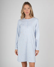 Camisón de mujer con bolsillos, tapeta de botones y pequeños detalles estampados