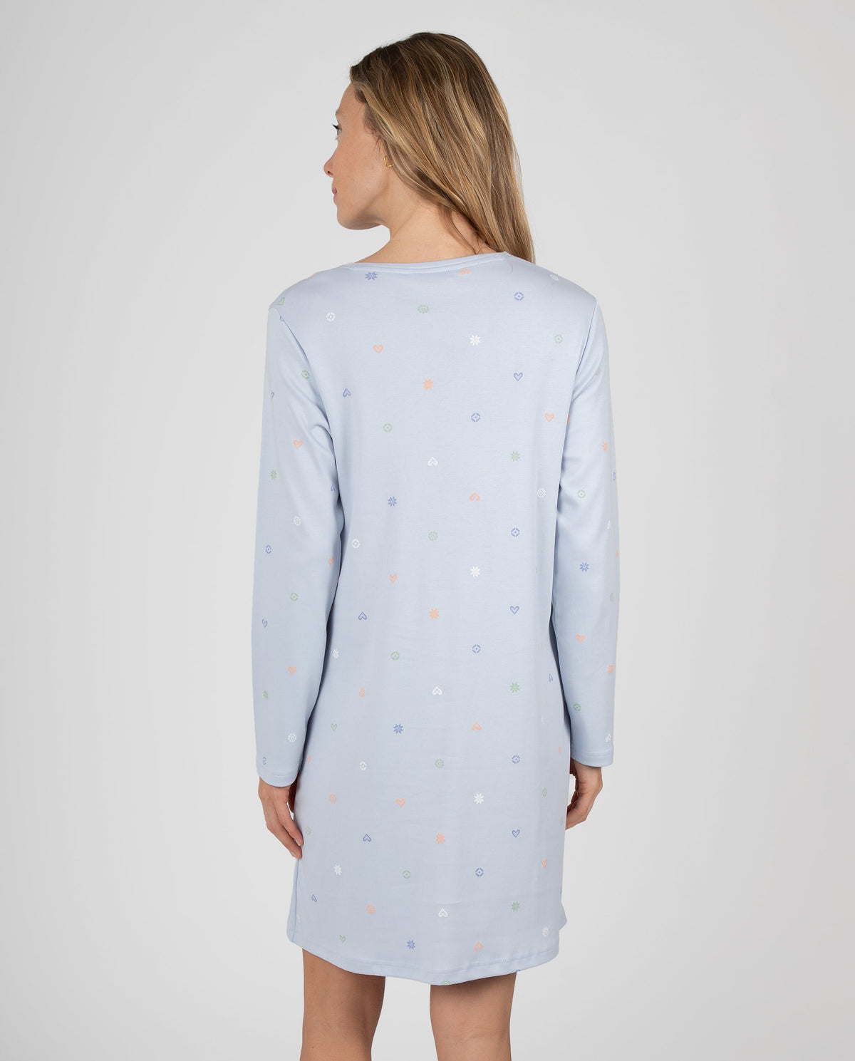 Camisón de mujer con bolsillos, tapeta de botones y pequeños detalles estampados