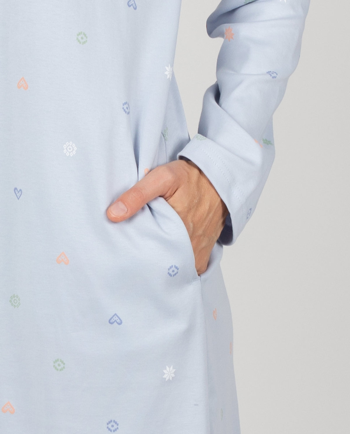 Camisón de mujer con bolsillos, tapeta de botones y pequeños detalles estampados