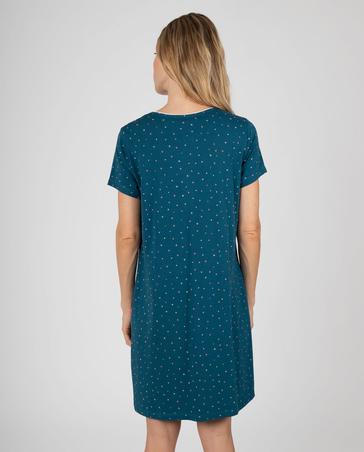 Camisón de mujer de manga corta con estampado de puntos y tapeta de botones en contraste
