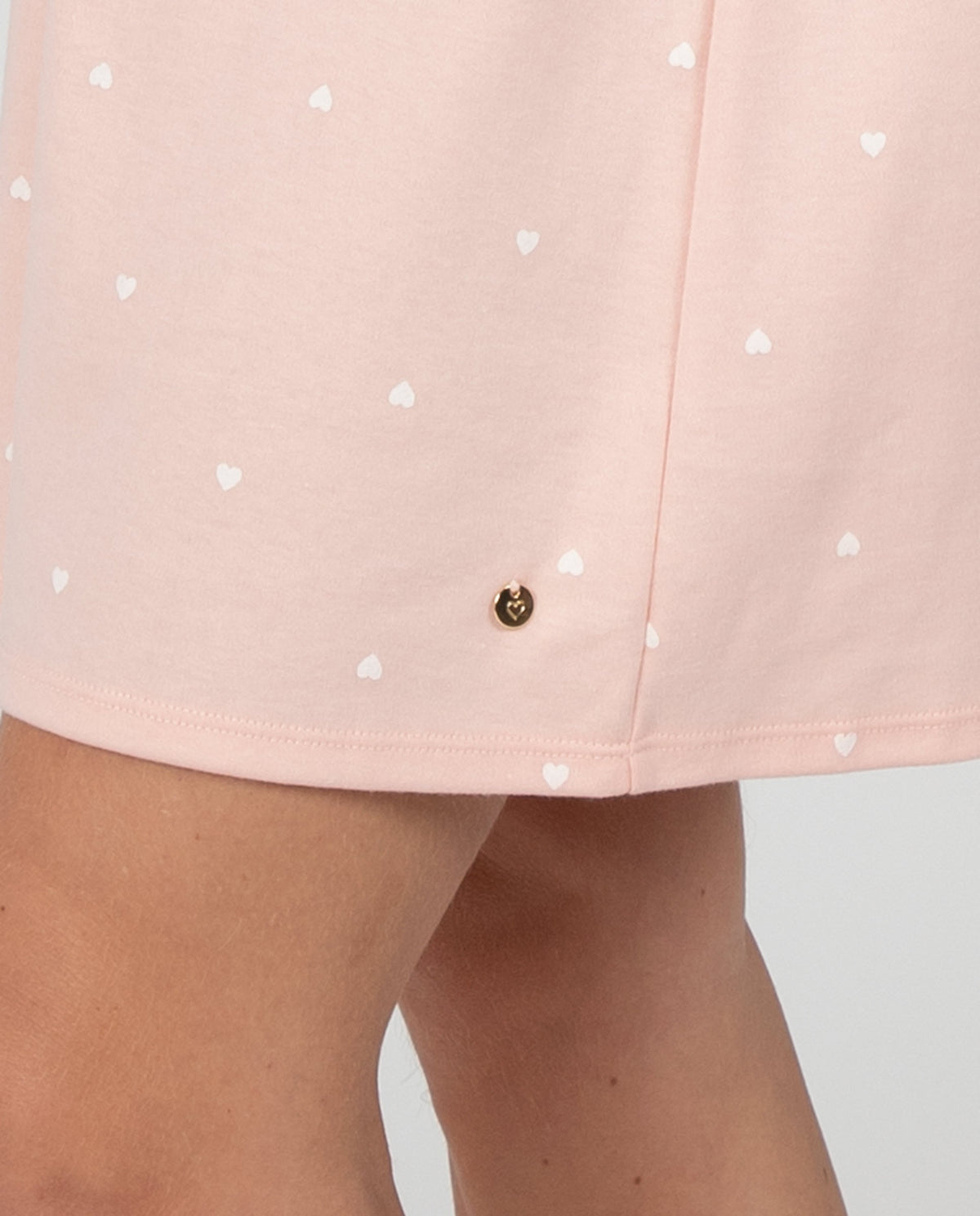 Camisón de mujer de manga larga con tapeta de botones y estampado de corazones