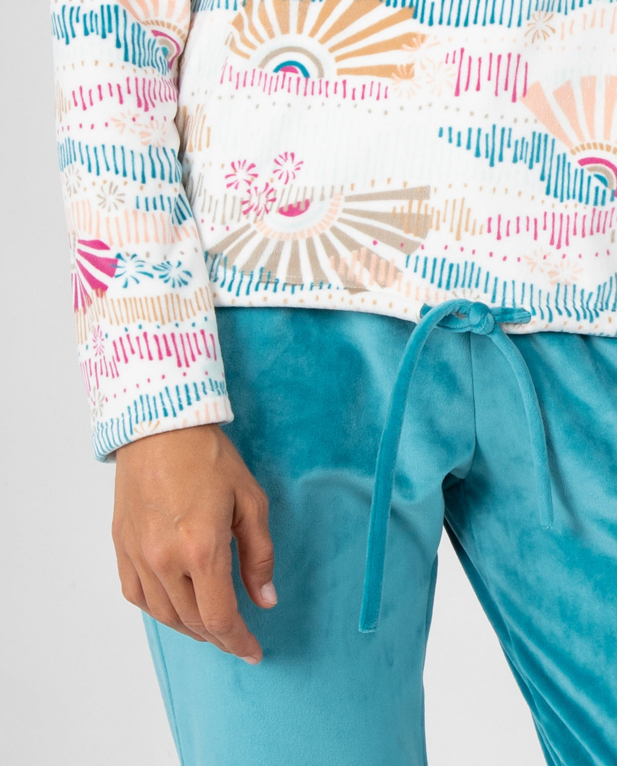 Pijama de mujer de manga larga con estampado de inspiración étnica y pantalón largo liso con puños