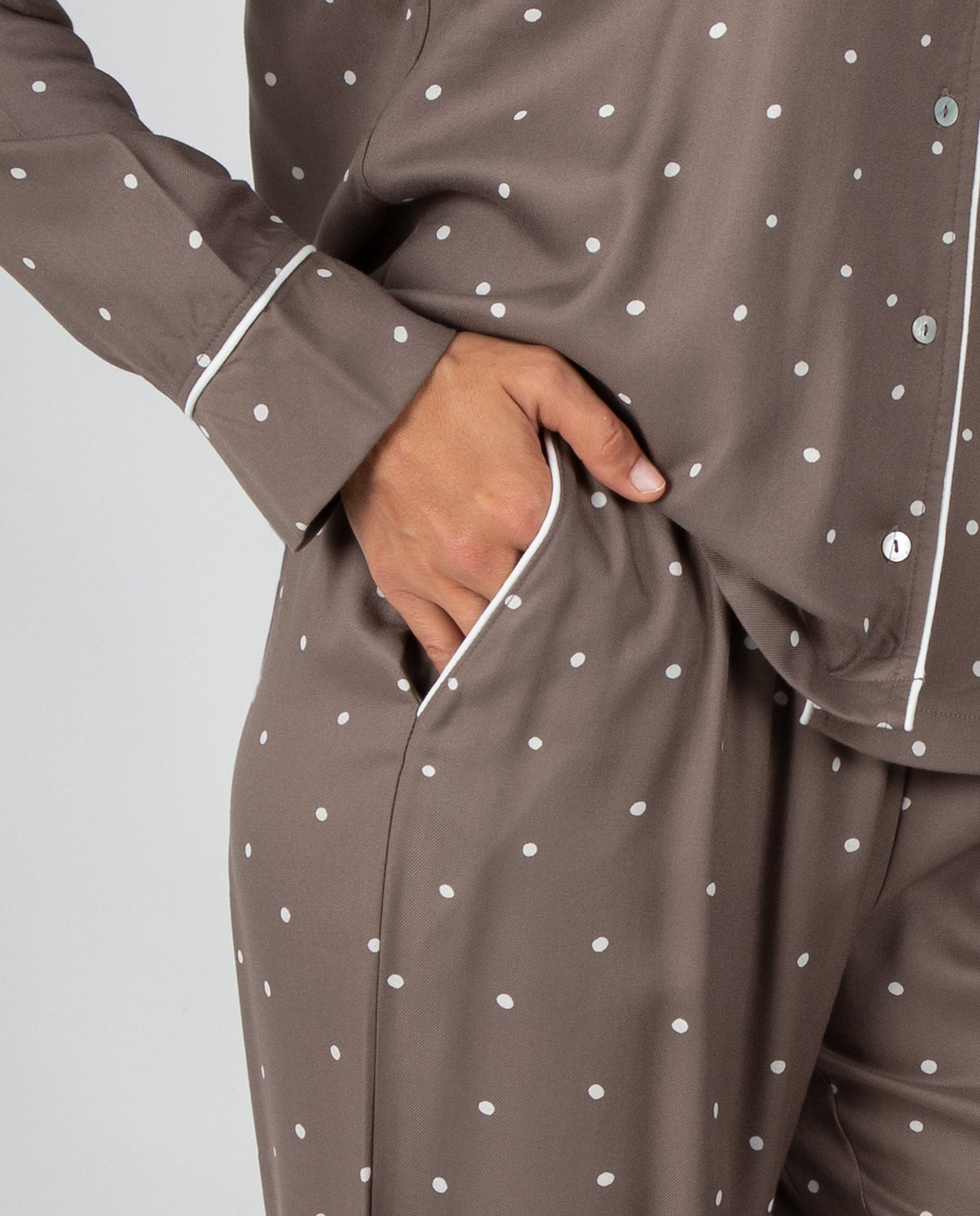 Pijama de mujer de manga larga con cuello de solapa, cierre abotonado y estampado de lunares