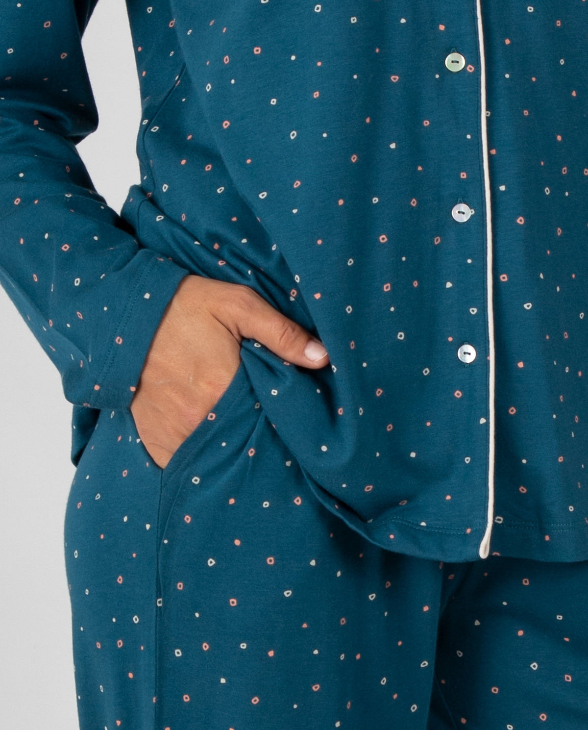 Pijama de mujer de manga larga con camisa abotonada y pantalón estampado