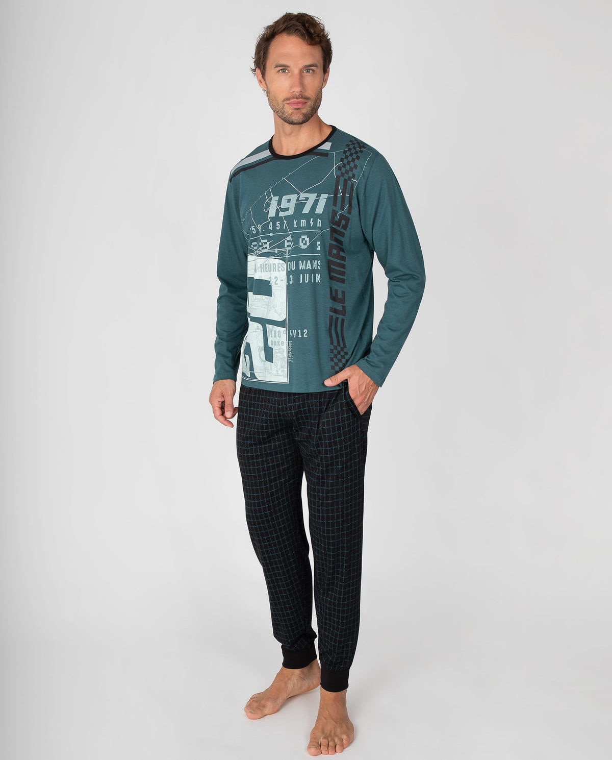 Pijama de hombre con camiseta estampada y pantalón de cuadros con bolsillos