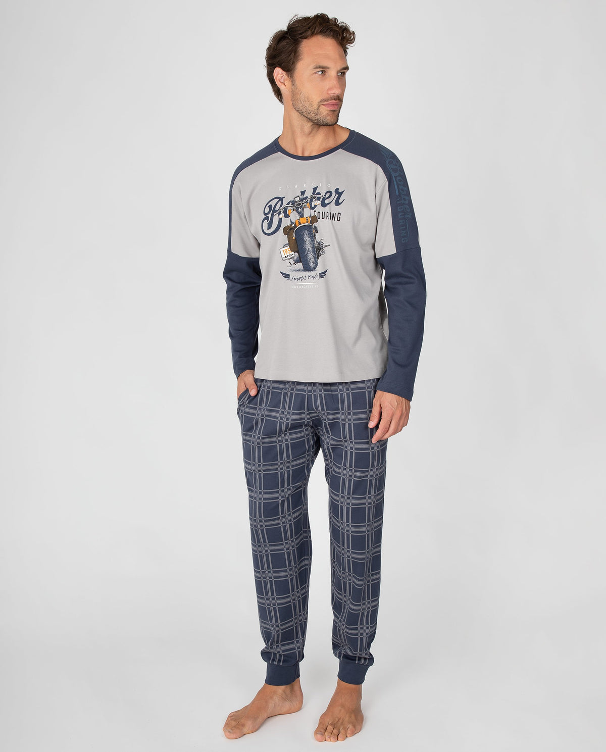 Pijama de hombre con camiseta de mangas a contraste y pantalón de cuadros con puños