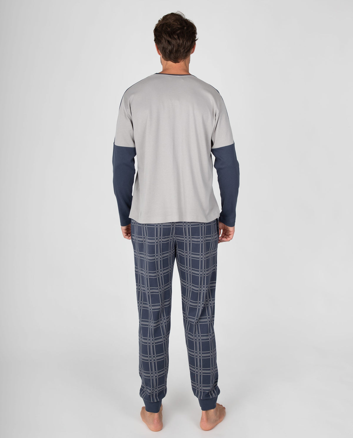 Pijama de hombre con camiseta de mangas a contraste y pantalón de cuadros con puños