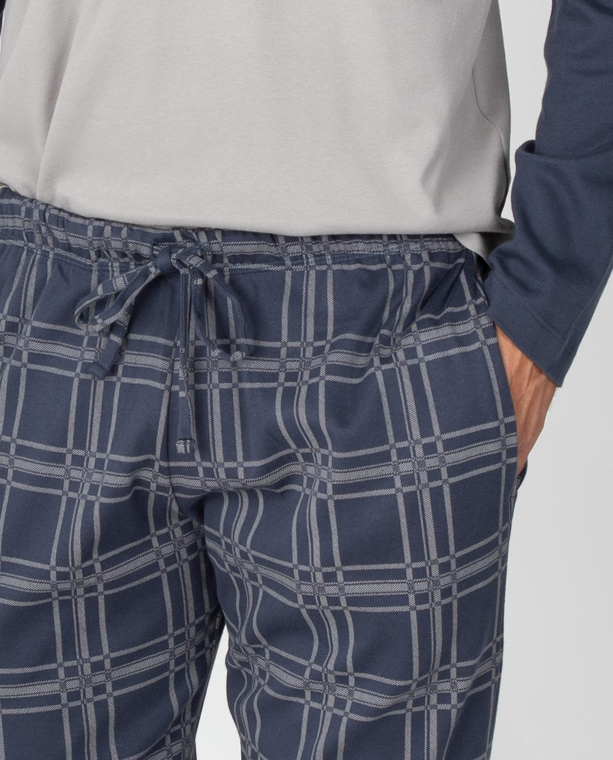 Pijama de hombre con camiseta de mangas a contraste y pantalón de cuadros con puños