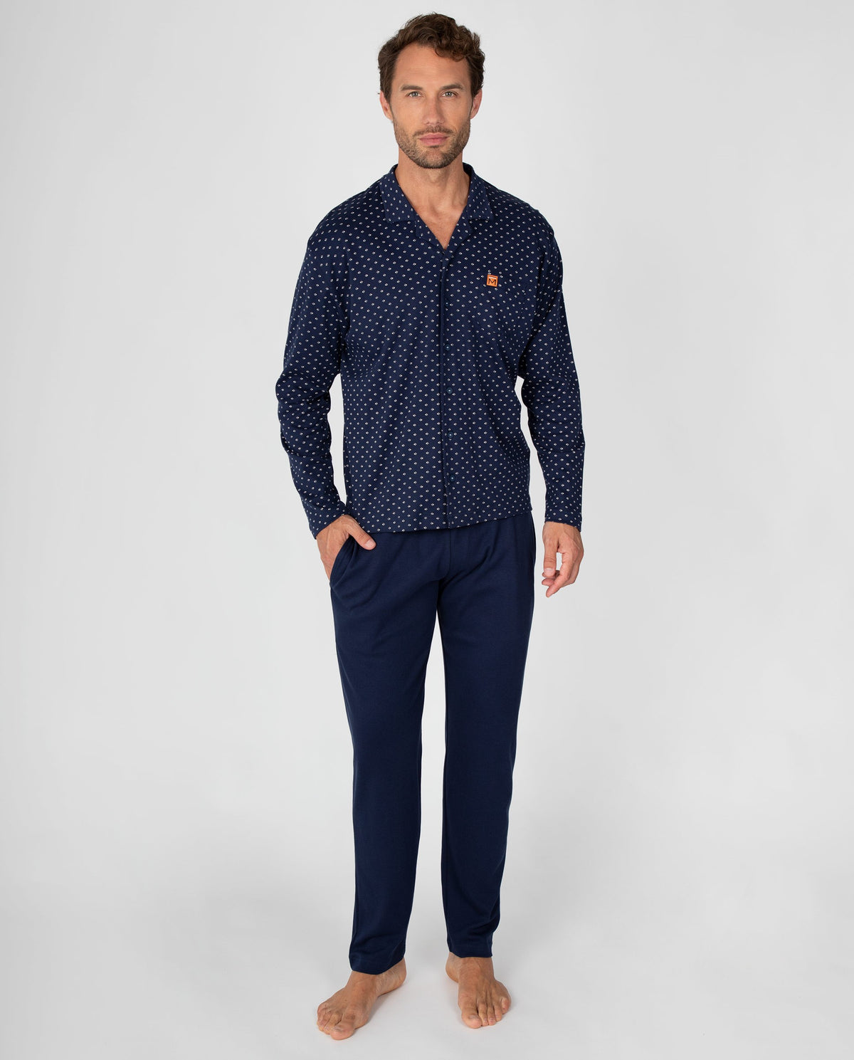 Pijama de hombre con camiseta de rayas y pantalón liso con puños