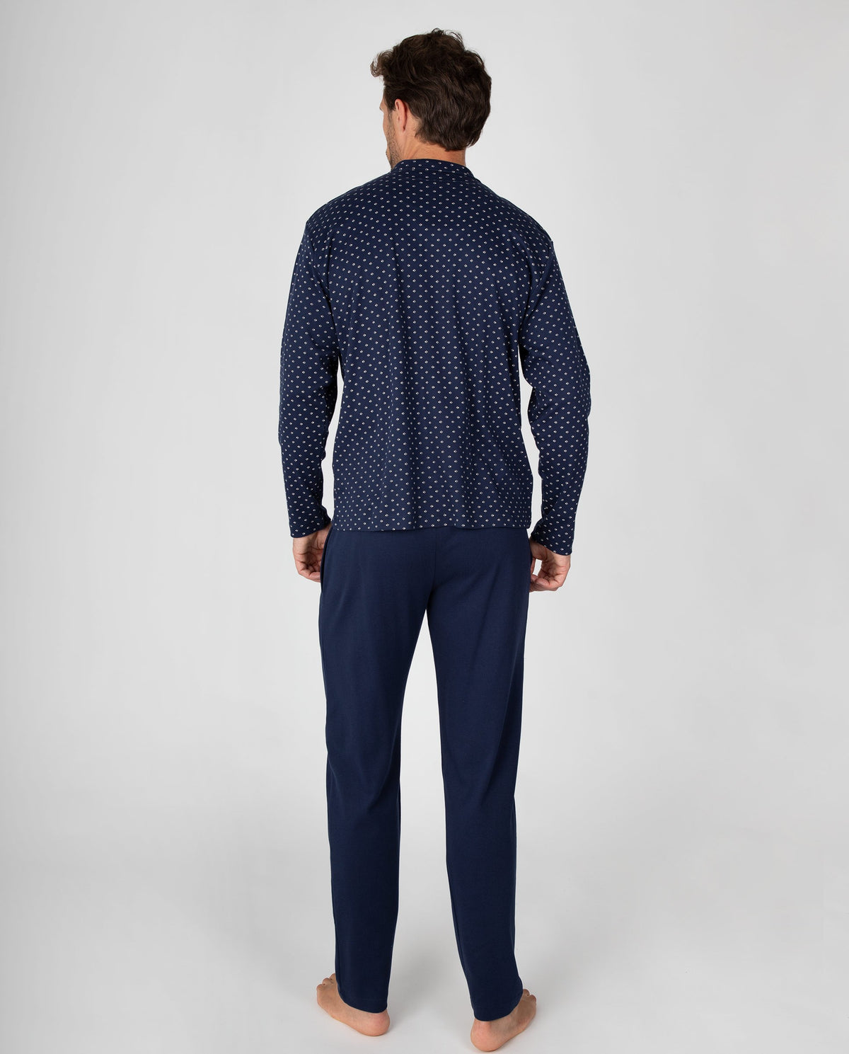 Pijama de hombre con camiseta de rayas y pantalón liso con puños