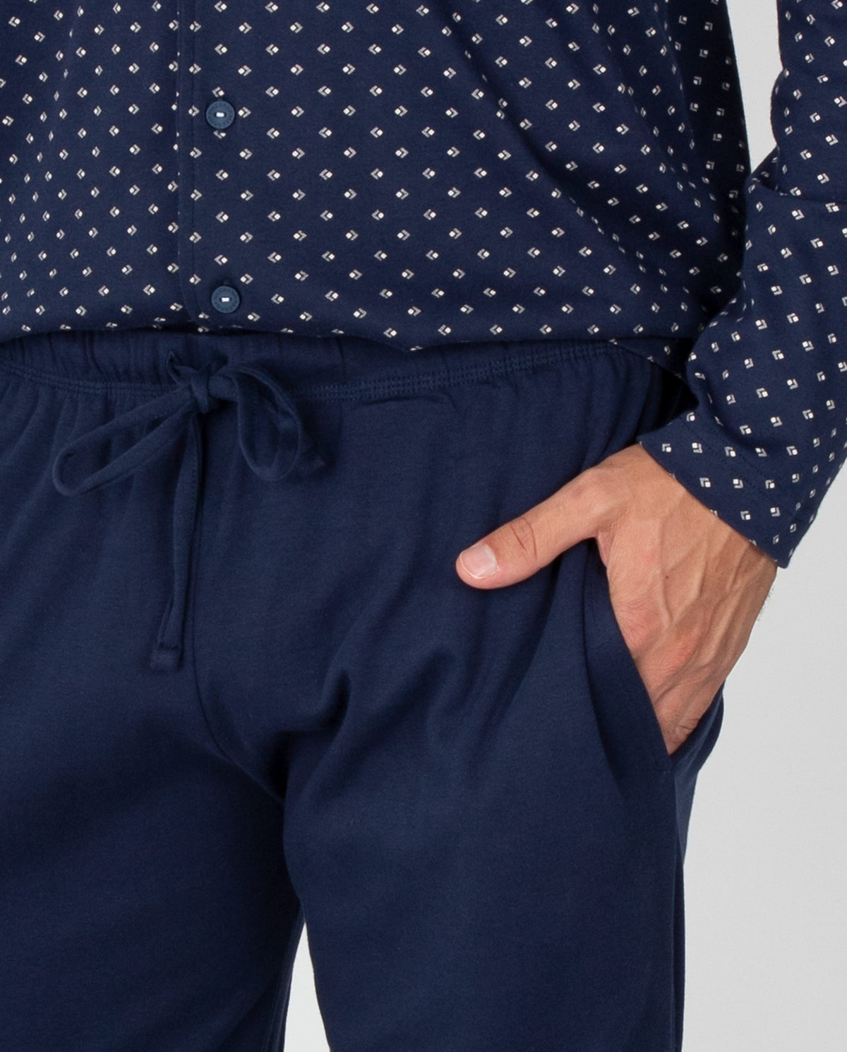 Pijama de hombre con camiseta de rayas y pantalón liso con puños