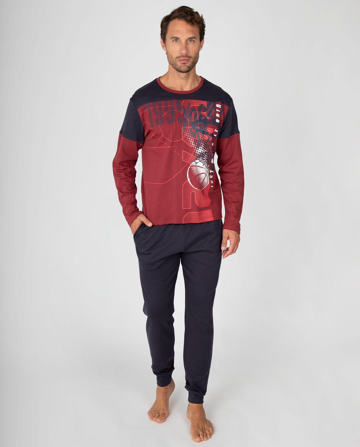 Pijama de hombre con cuello a contraste y pantalón liso