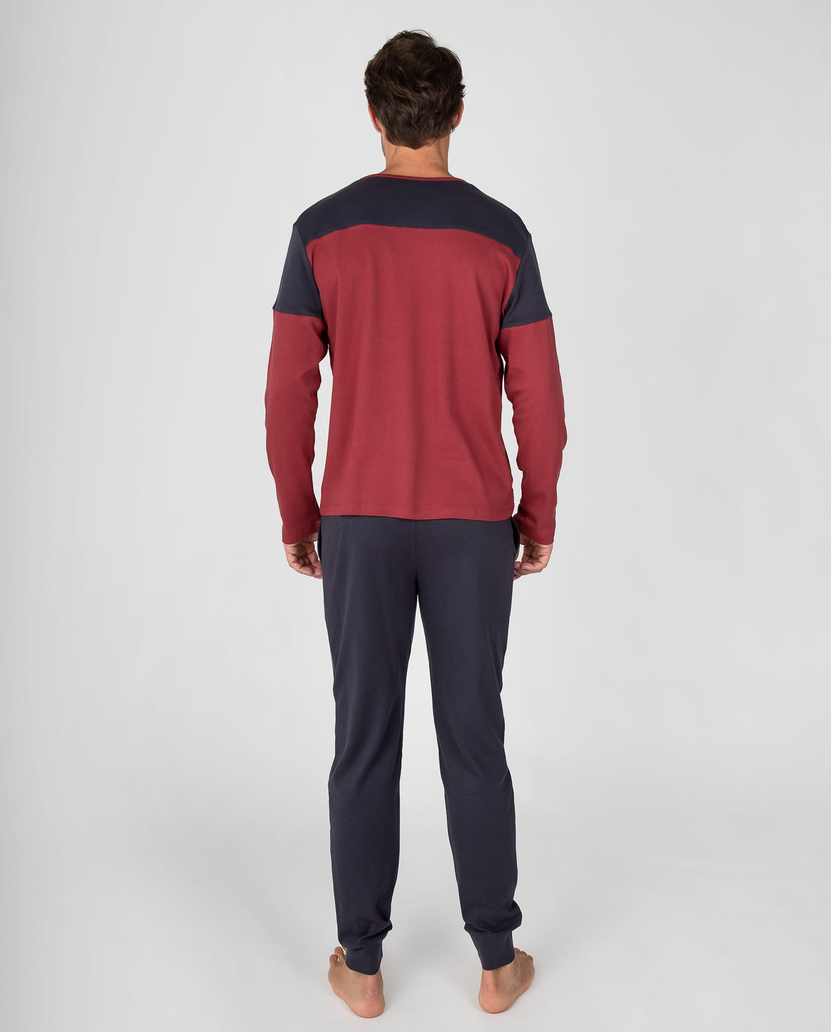 Pijama de hombre con cuello a contraste y pantalón liso
