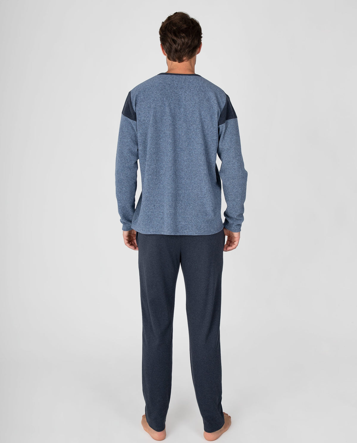 Pijama largo de hombre con paneles a contraste y pantalón con puños