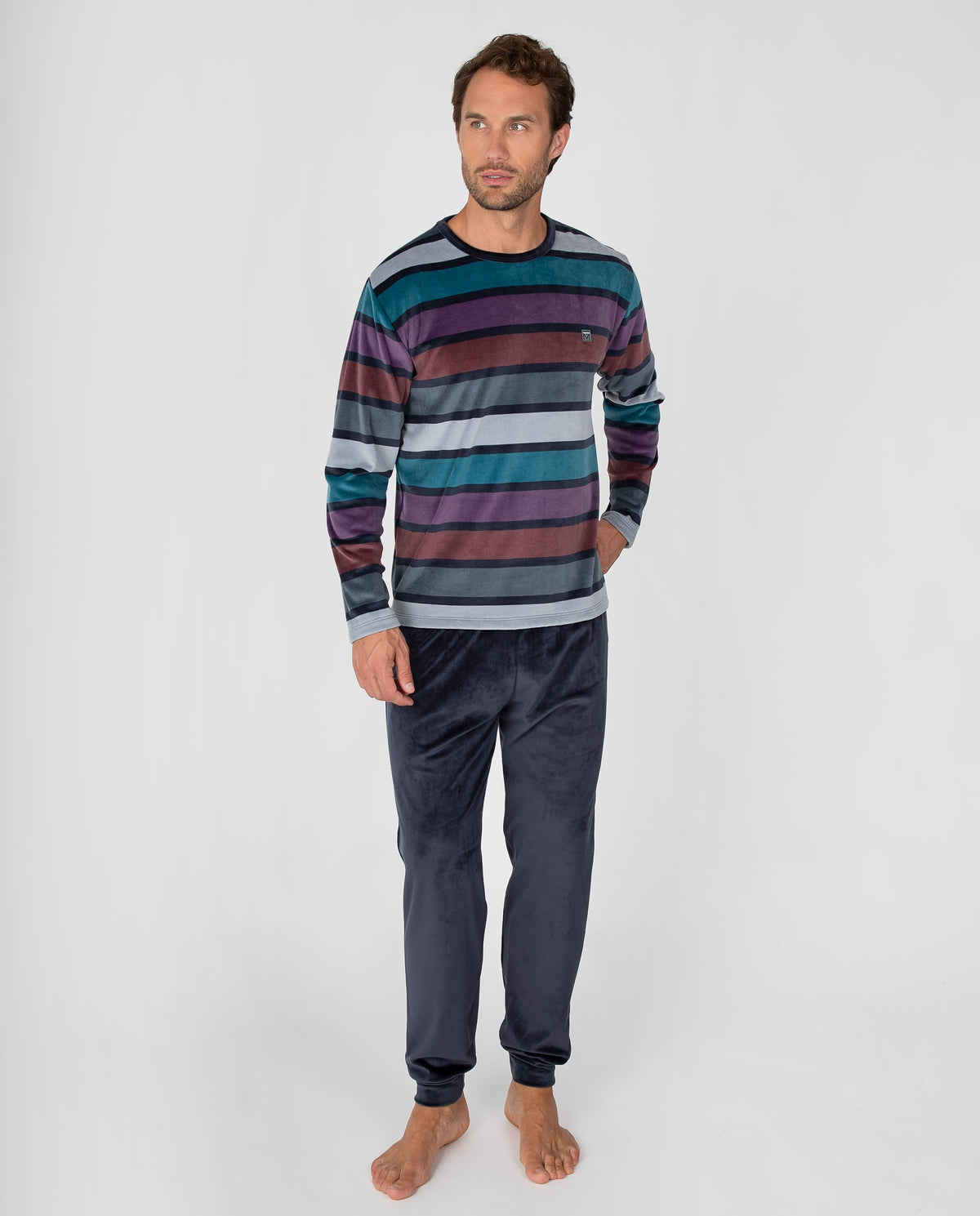 Pijama largo de hombre con camiseta de rayas multicolor y pantalón con puños