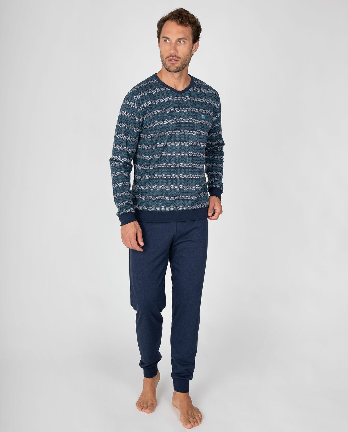 Pijama largo de hombre con estampado geométrico, cuello de pico y pantalón con puños