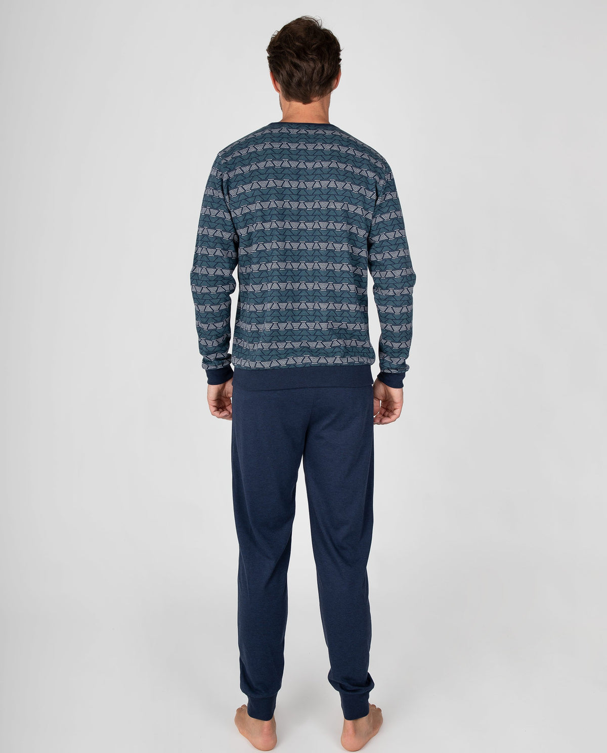 Pijama largo de hombre con estampado geométrico, cuello de pico y pantalón con puños
