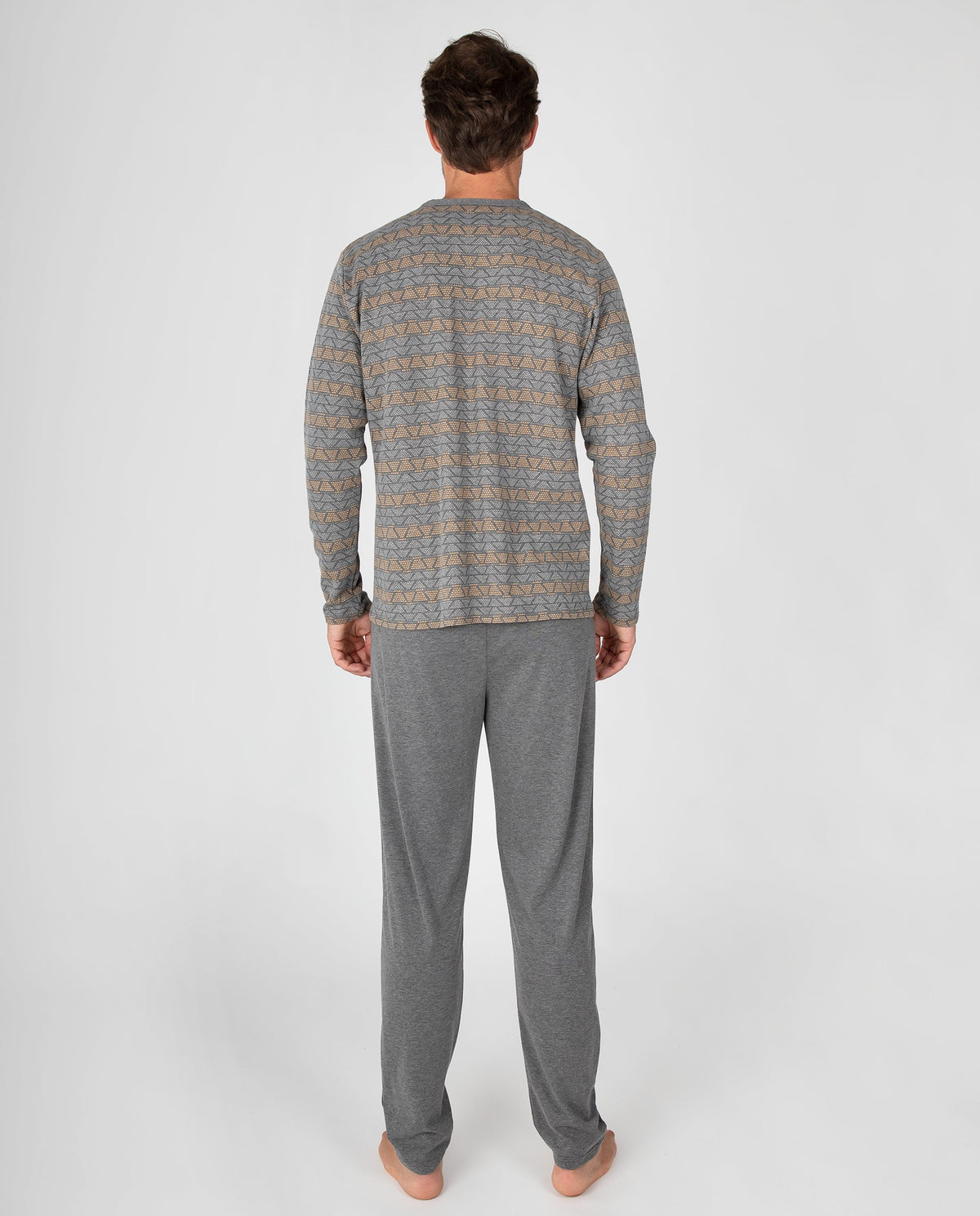 Pijama largo de hombre abierto con botones, estampado geométrico y pantalón liso