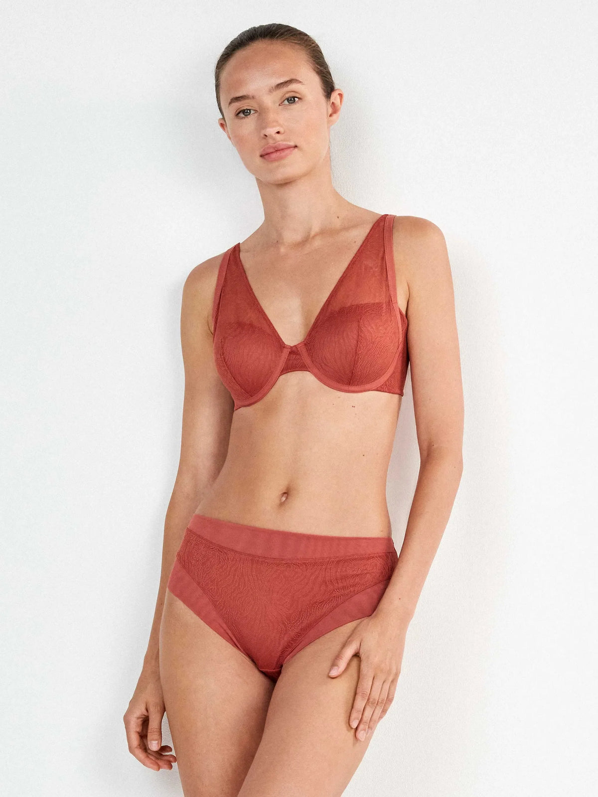 Braguita alta encaje animal print