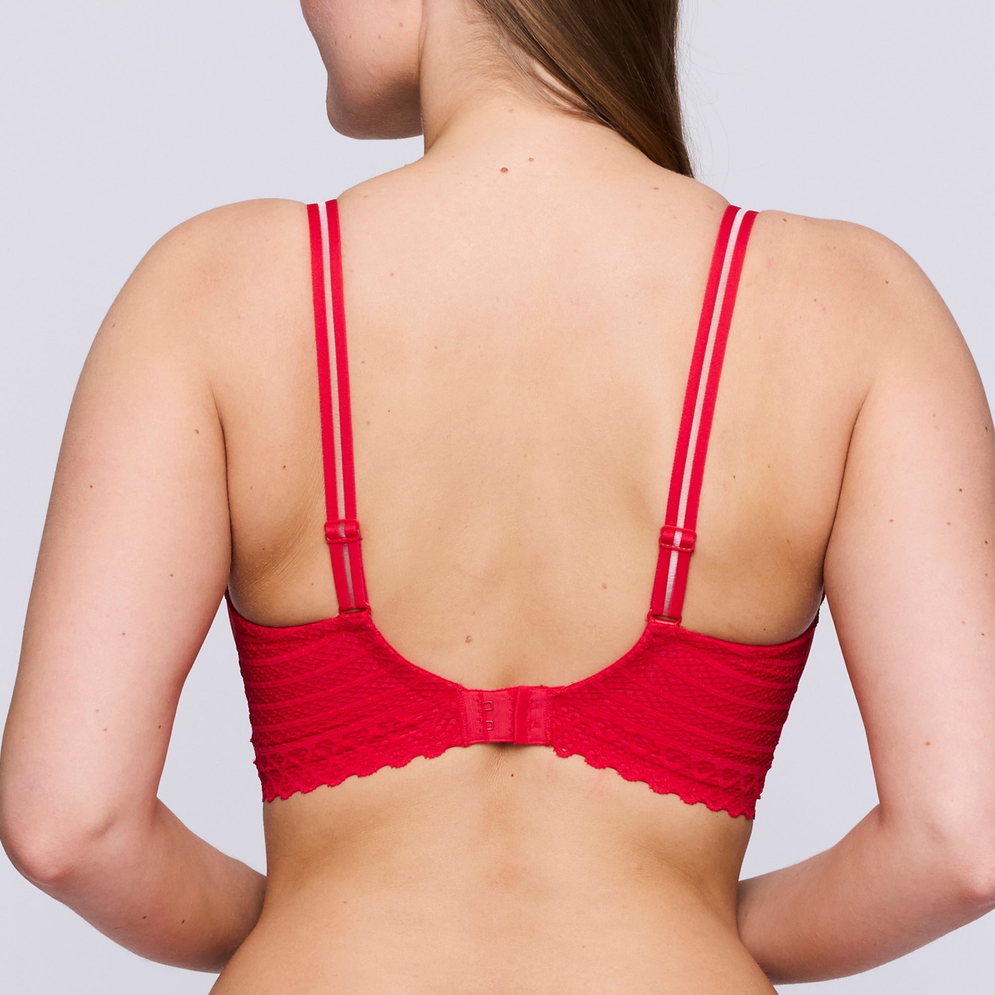 EAST END true red suj. con foam escote corazón