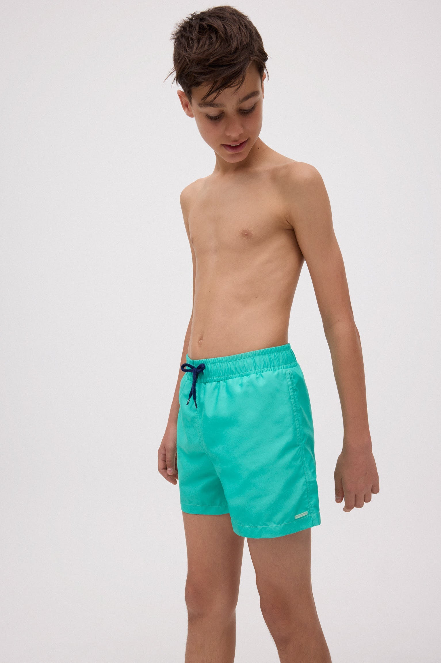 Bañador juvenil corto liso verde