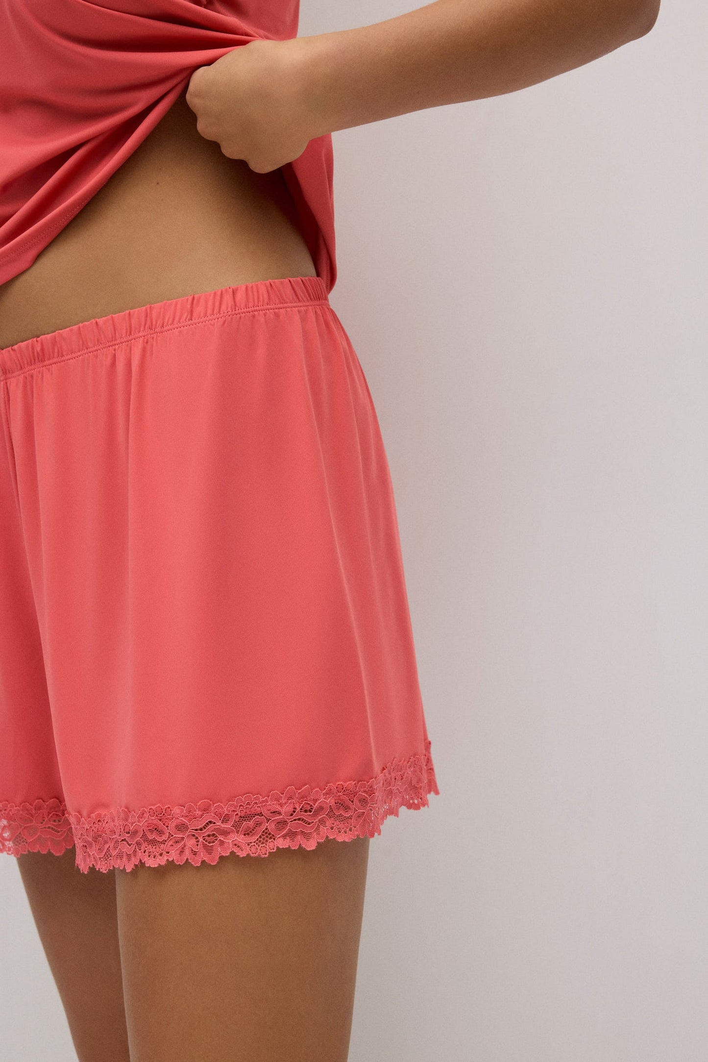 Conjunto camiseta tirantes y pantalón corto coral