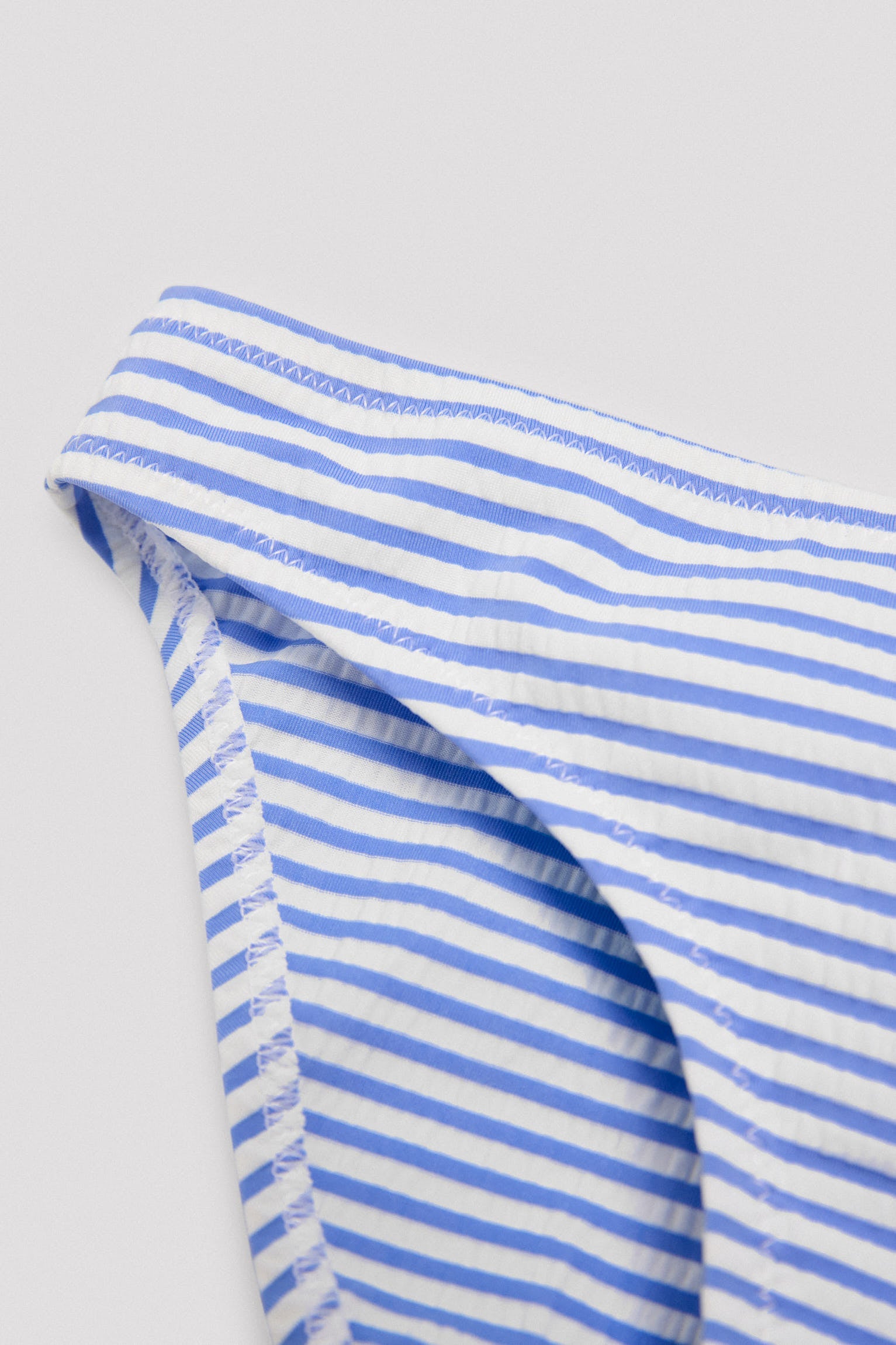Conjunto de bikini niña estampado rayas azules con textura