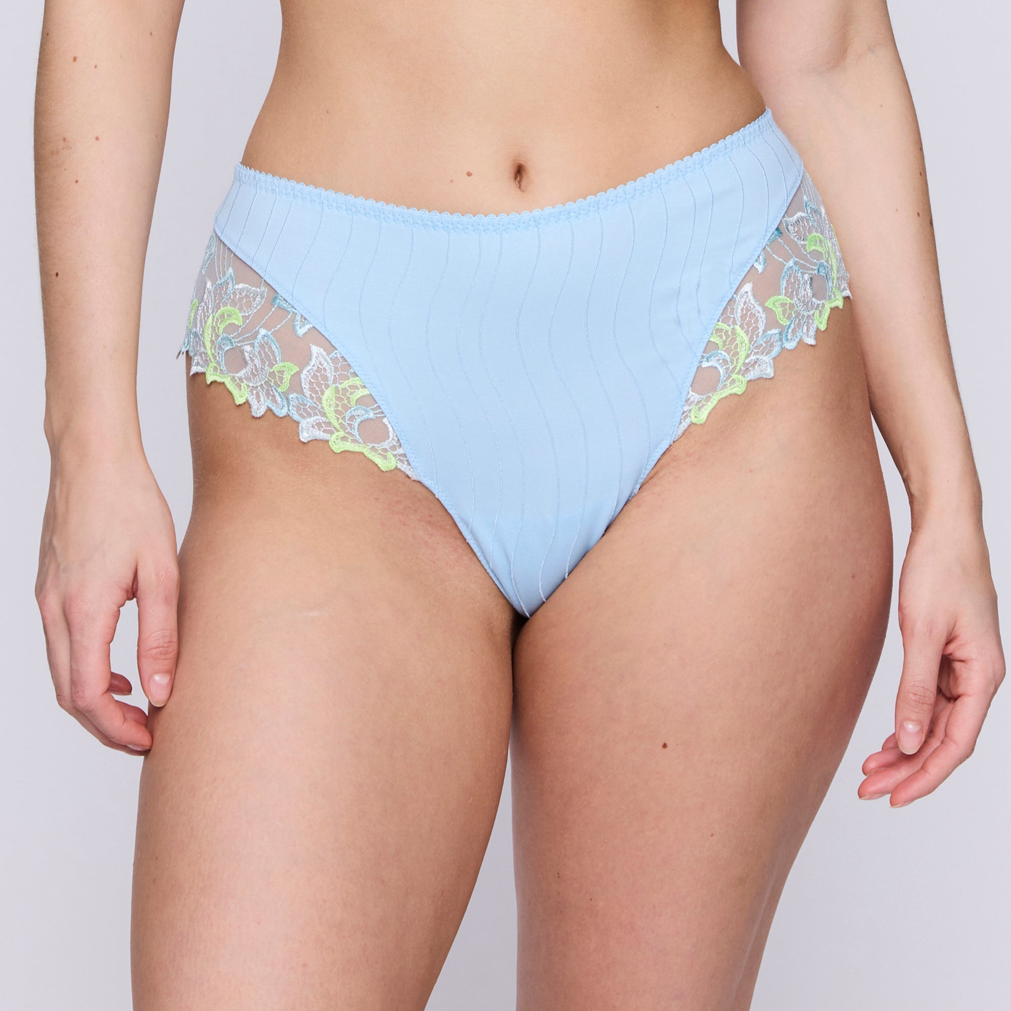 DEAUVILLE Milky Blue tanga de lujo