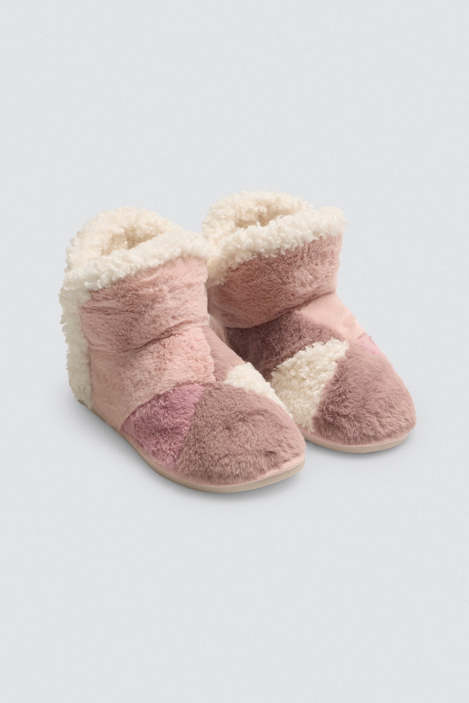 Botas de casa pelo con detalles de colores