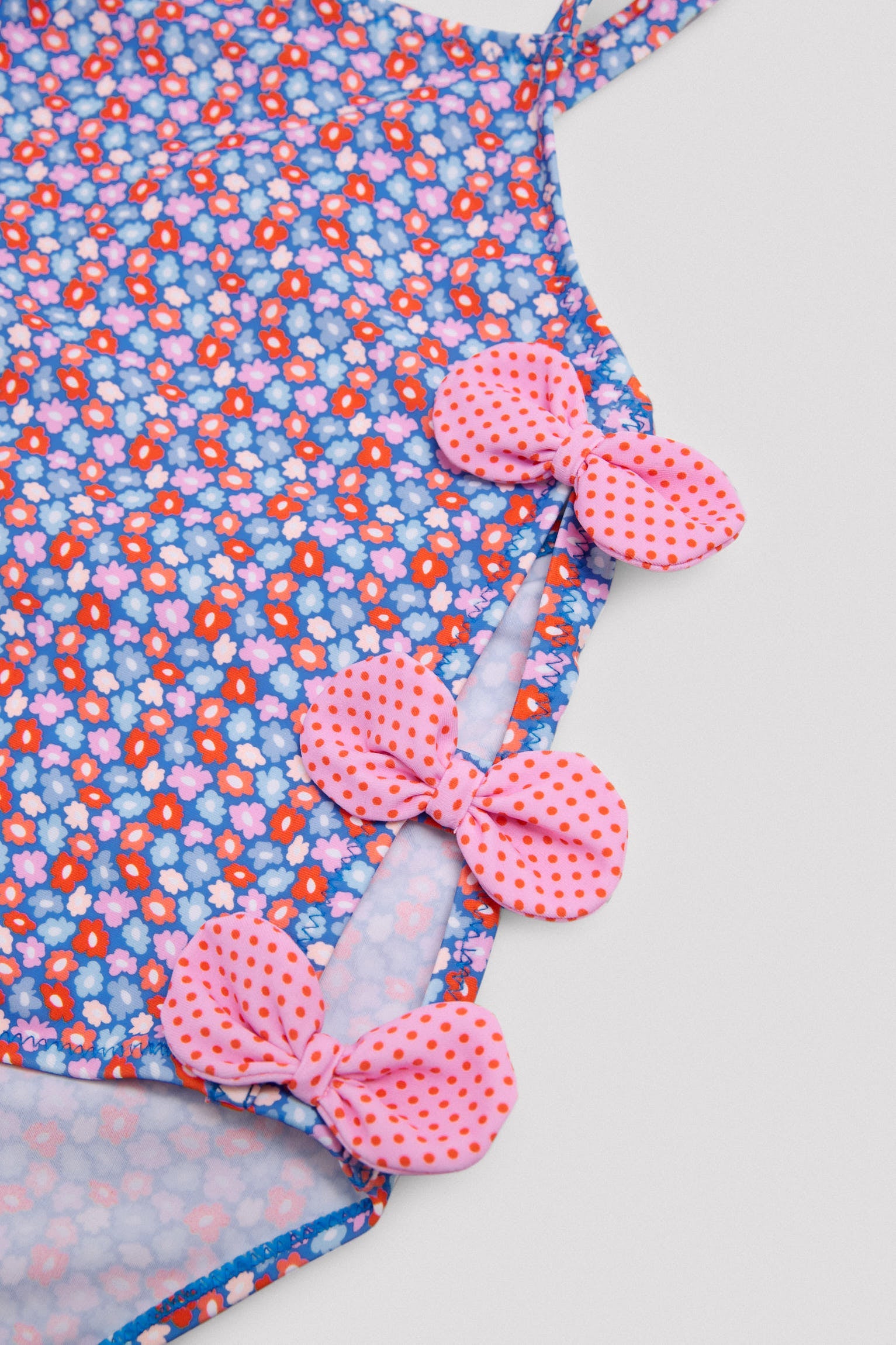 Bañador niña detalle lazos pequeñas flores