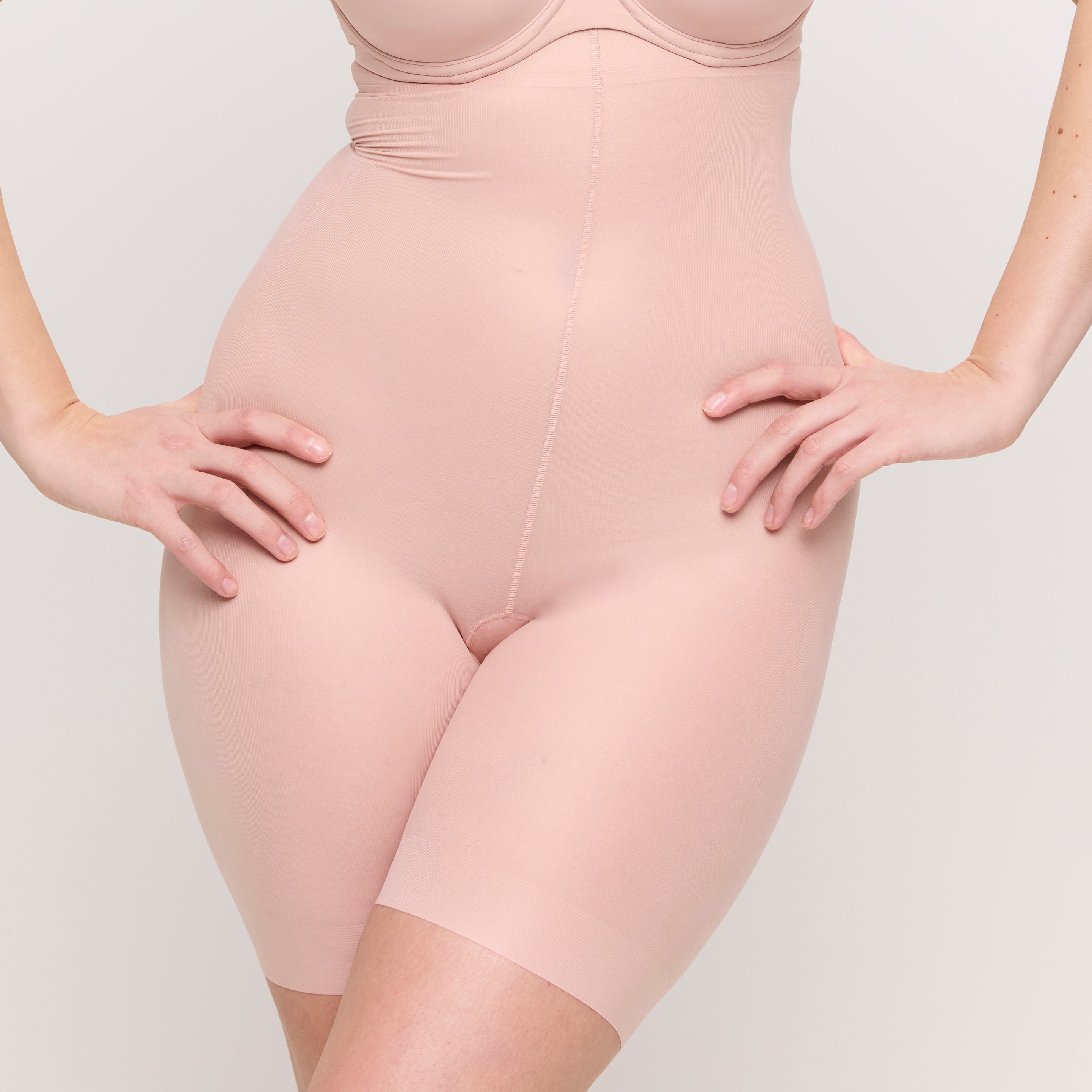 FIGURAS Powder Rose braga alisadora con pierna