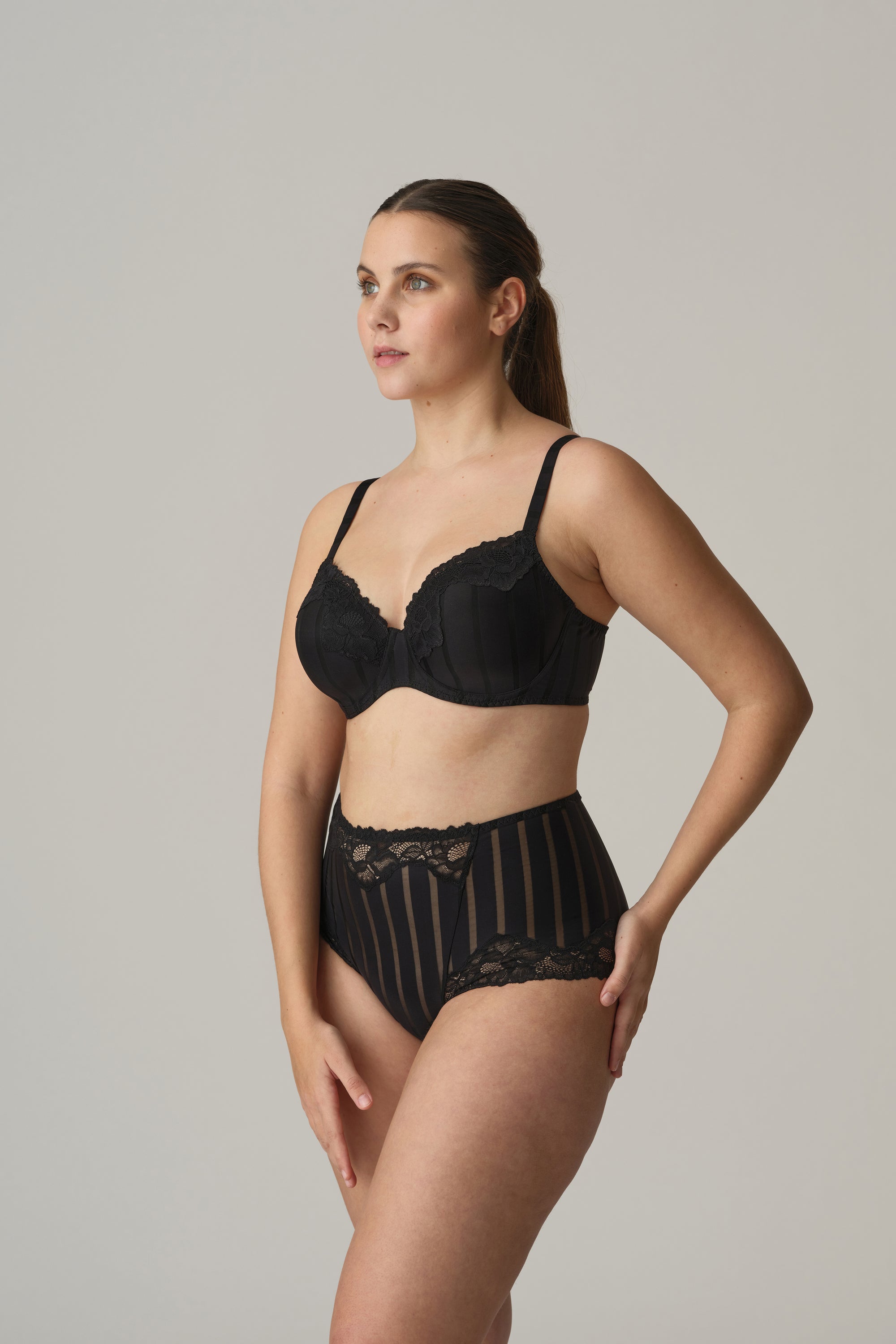MALDIVES negro suj. con foam escote corazón