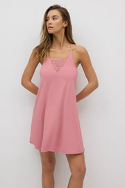 Camisón fluido con detalles de encaje rosa