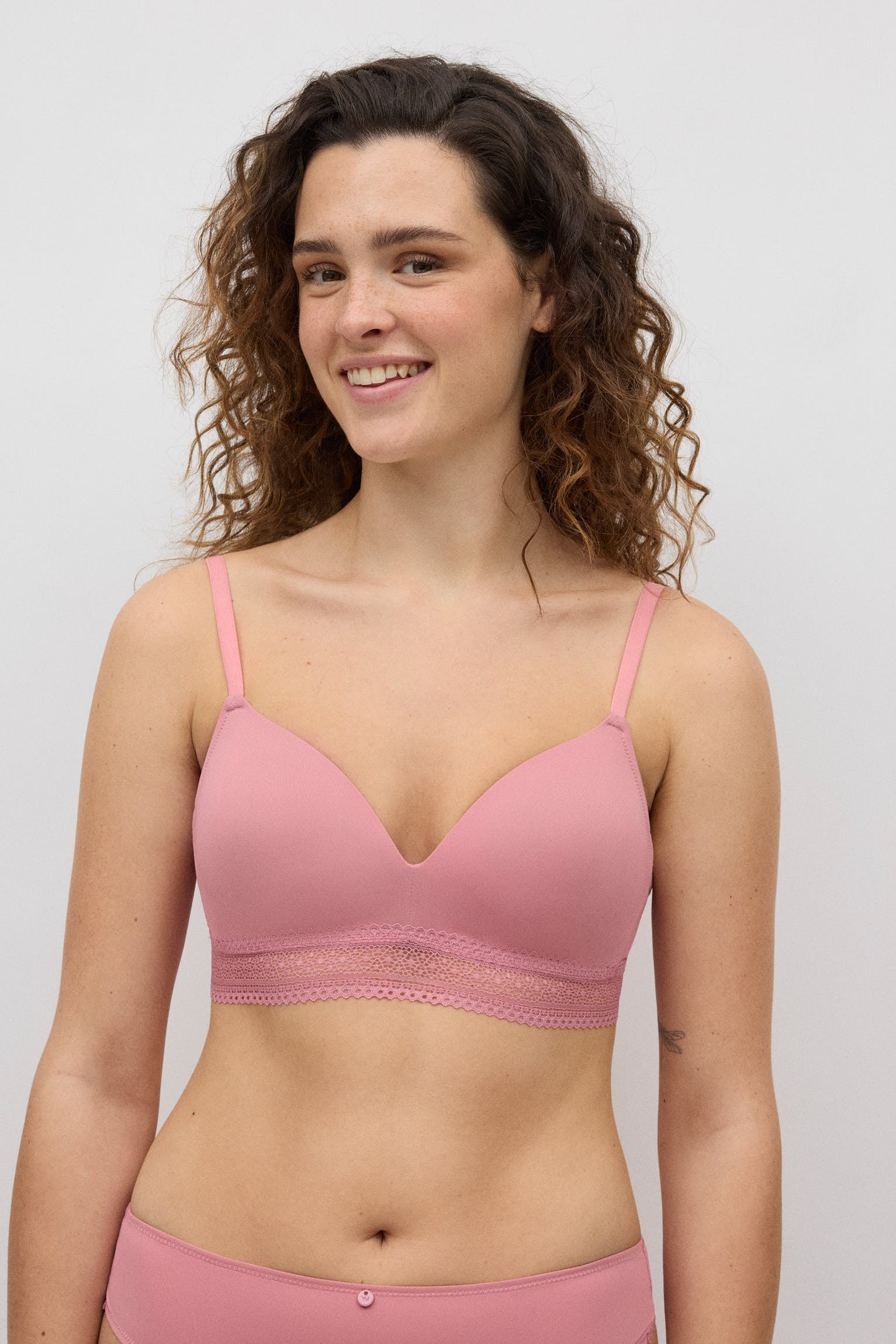 Sujetador sin aro con relleno detalle encaje rosa