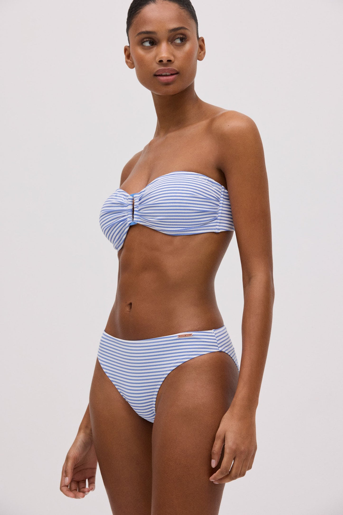 Conjunto de bikini bandeau rayas azules con textura