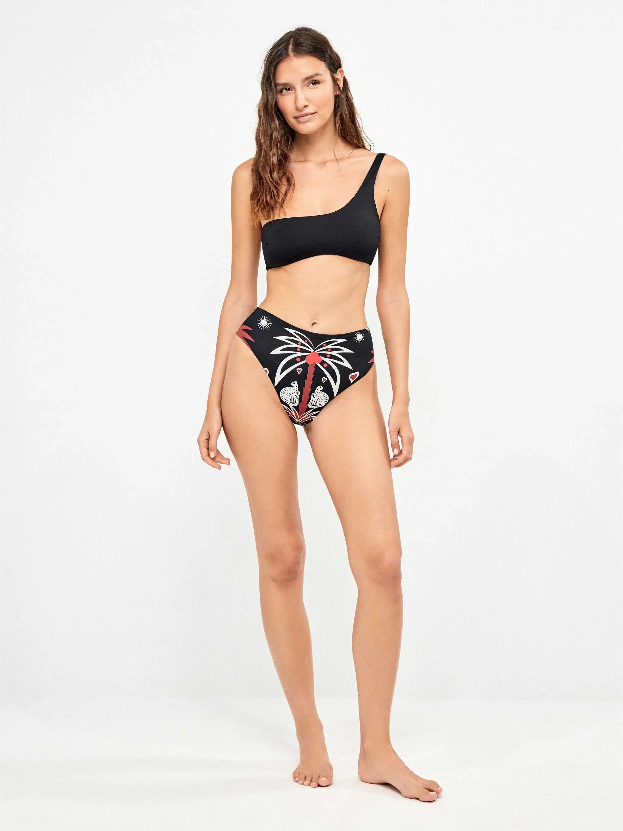Conjunto bikini asimétrico negro y braga estampado étnico